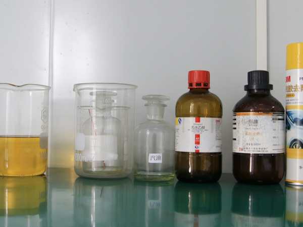玉祥集团不干胶标签的耐油耐酸碱测试